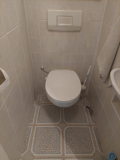 Montáž bidetového prkénka ze směšovačem s nastavitelnou teplotou