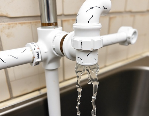 AI: Tekoucí voda v trubkách v domácnosti